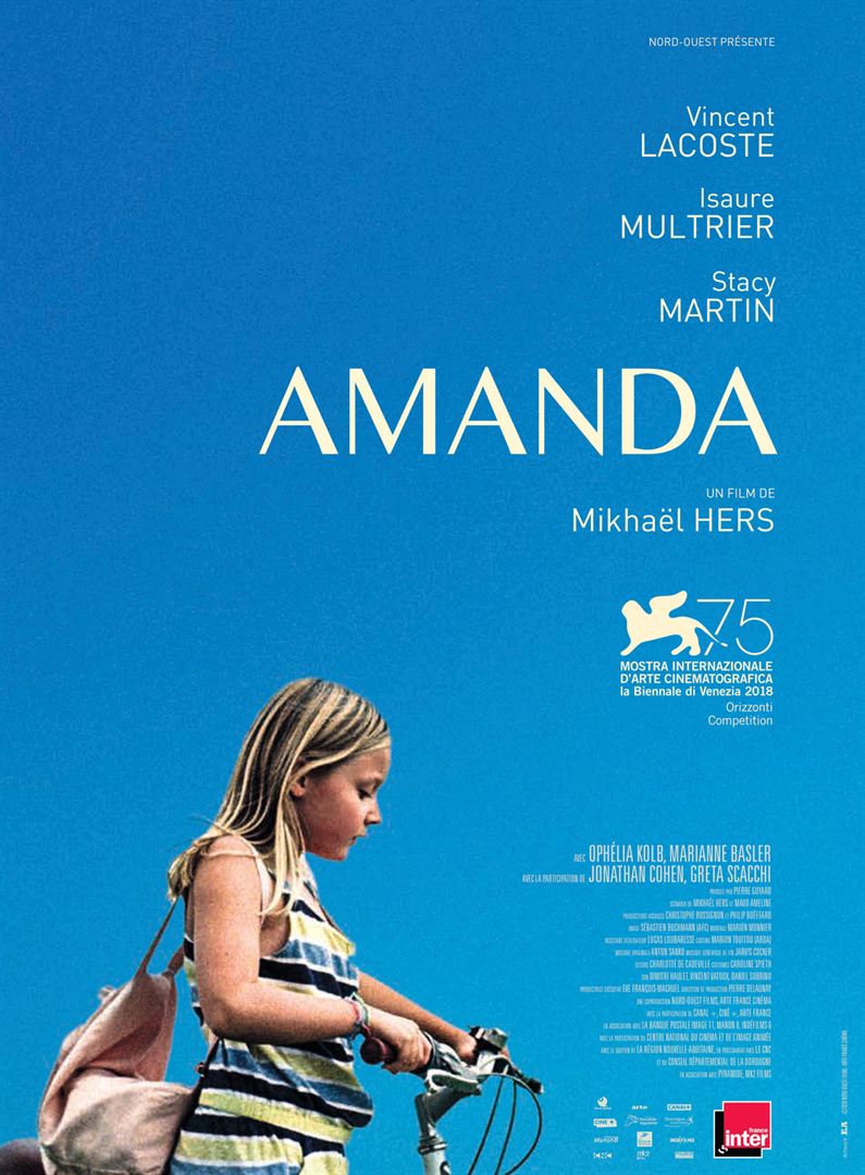 Cartaz do filme Amanda mostra a personagem principal com uma bicicleta, com céu azul e olhando para baixo. Nesse filme, ela deve mostrar coragem e a capacidade de olhar adiante. Nesse blog, uma crítica sobre o filme